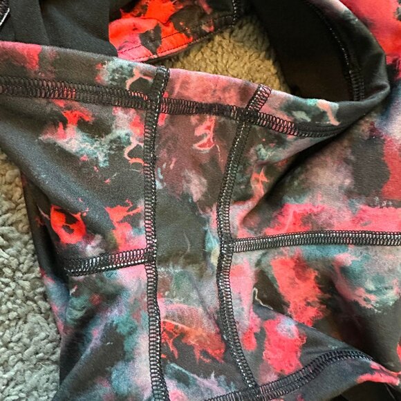 NWT Red and Black smoke/Tie Dye FLEO shorts - 3.5" inseam Size Large - Picture 6 of 6